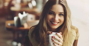 Frau genießt Kaffee in Götzis
